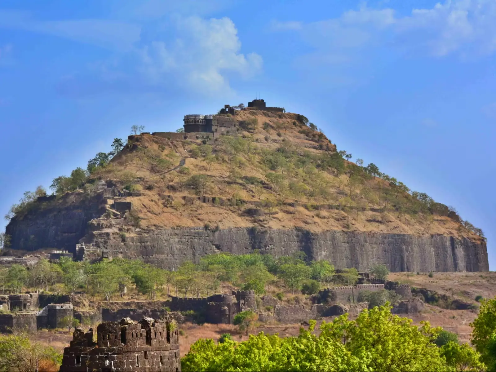 Daulatabad Fort Travel Guide – History, Architecture & Tips
